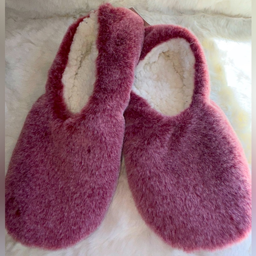 Women’s Fluffy Fur Sherpa Slipper Socks - Rose Red pink NWTS MEDIUM 7/8 New